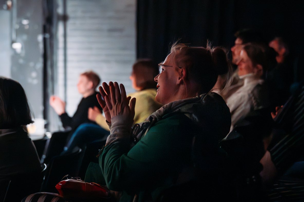 Audience members reacting during a FinFringe performance of ImprovAIsed